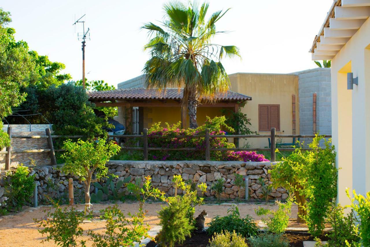 Le Suites Del Carrubo Favignana Exteriör bild