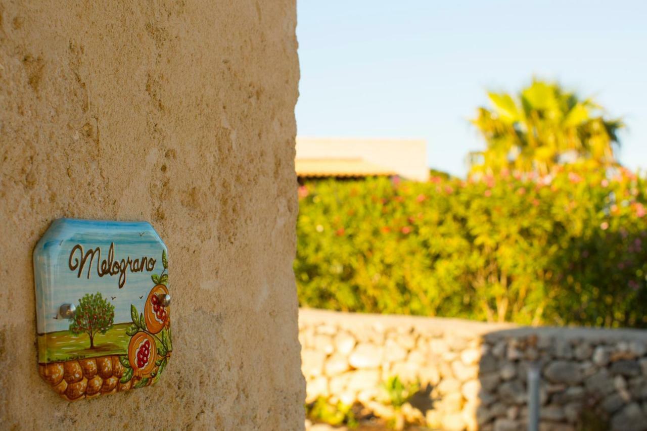 Le Suites Del Carrubo Favignana Exteriör bild